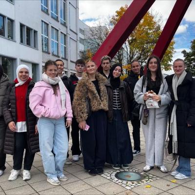 Klassenfoto Vor Dem Museum